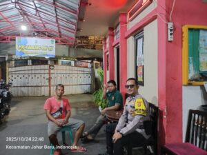 Kunjungan dan Sambang Pos Satkamling RW 07, Bhabinkamtibmas Kampung Rawa Tingkatkan Kewaspadaan Warga