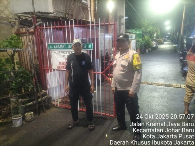 
					Bhabinkamtibmas Johar Baru Patroli Dialogis dan Sambang Poskamling RT 15/RW 01, Tingkatkan Keamanan Lingkungan
