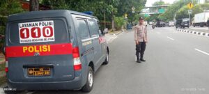 Tingkatkan Keamanan Siang Hari, Polisi Turun ke Jalan Kawal Aktivitas Warga