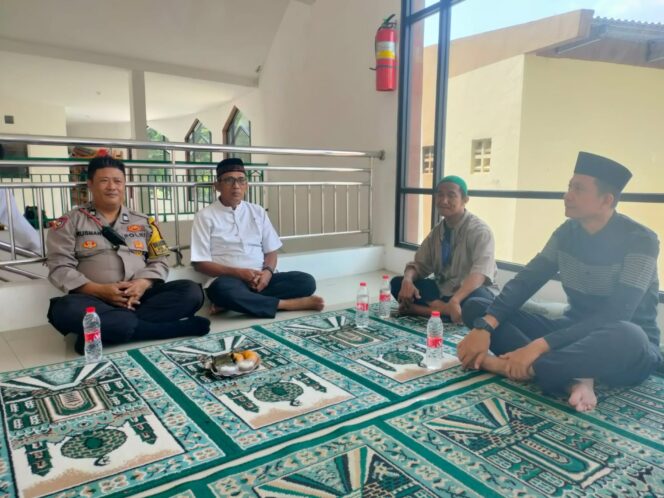 
					Polri Hadir di Tengah Masyarakat, Hadiri Peringatan Maulid Nabi SAW di Masjid Jami Al Musyarofah