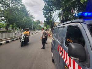 Patroli Kewilayahan Disertai Pengecekan, Pamenwas Polres Metro Jakpus Sambangi Pospol Kota Baru dan Bendungan Jago