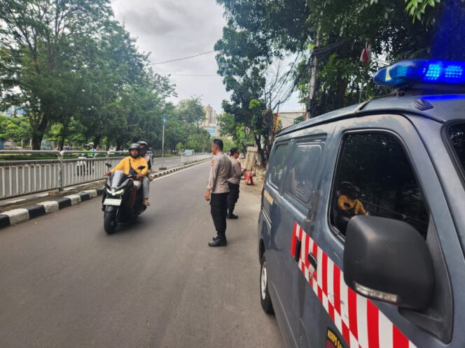 
					Patroli Kewilayahan Disertai Pengecekan, Pamenwas Polres Metro Jakpus Sambangi Pospol Kota Baru dan Bendungan Jago