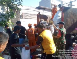 Warga dan Tiga Pilar Kompak Bersihkan Saluran Air Lewat Gerebek Lumpur di Kemayoran