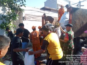 Warga dan Tiga Pilar Kompak Bersihkan Saluran Air Lewat Gerebek Lumpur di Kemayoran