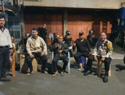 Bersama Warga Dan POLRI Jaga Jakarta Di Pos Satkamling RW. 006