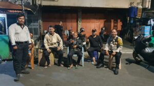 Bersama Warga Dan POLRI Jaga Jakarta Di Pos Satkamling RW. 006