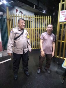 Warga dan Polisi Bersatu Jaga Lingkungan Aman Melalui Siskamling Harapan Mulia