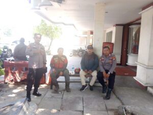 Patko 1012 Polsek Metro Gambir Laksanakan Patroli Dialogis di Jl. Cideng Timur, Ajak Warga dan Petugas Keamanan Bersinergi Jaga Kamtibmas