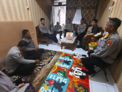 Kehangatan dan Kepedulian: Kapolsek Senen Besuk Anggota yang Tengah Sakit