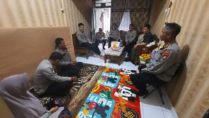 Kehangatan dan Kepedulian: Kapolsek Senen Besuk Anggota yang Tengah Sakit