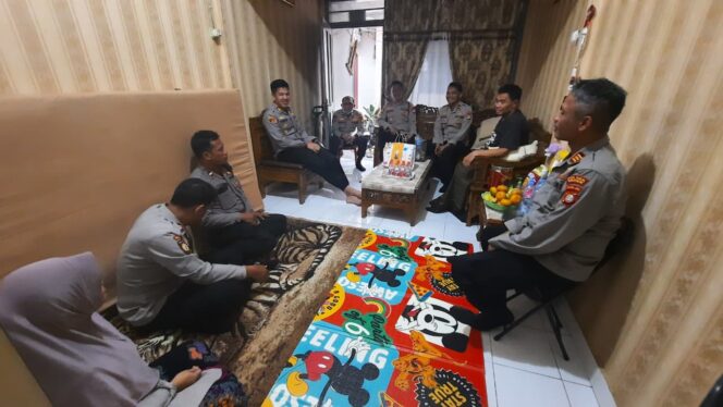 
					Kehangatan dan Kepedulian: Kapolsek Senen Besuk Anggota yang Tengah Sakit