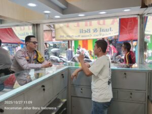Wujudkan Rasa Aman di Pusat Ekonomi, Bhabinkamtibmas Kampung Rawa Intensifkan Monitoring Pasar Gembrong