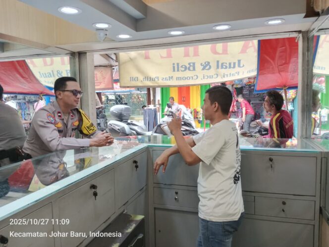 
					Wujudkan Rasa Aman di Pusat Ekonomi, Bhabinkamtibmas Kampung Rawa Intensifkan Monitoring Pasar Gembrong