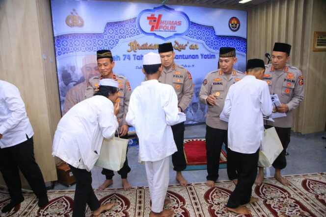 
					Wujud Peduli Sesama, Humas Polri Berikan Tali Asih Kepada 100 Anak Yatim pada Khatanan HUT Ke-74