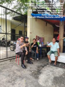 Polisi Menyapa Warga! Kapolsubsektor Kayu Awet Ajak Warga Bareng-Bareng Jaga Lingkungan