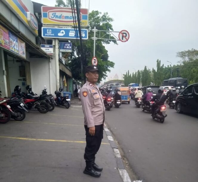 
					Kapolsubsektor Galur Atur Lalin Pagi, Antisipasi 3C dan Kemacetan di Johar Baru