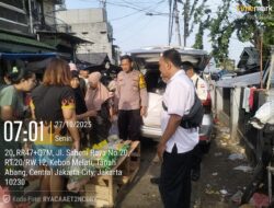 Bhabinkamtibmas Kebon Melati Sambangi RW 12 Sampaikan Imbauan, Warga Antusias Beli Beras SPHP