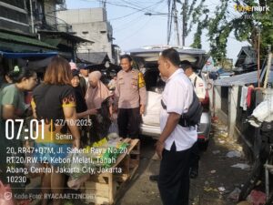 Bhabinkamtibmas Kebon Melati Sambangi RW 12 Sampaikan Imbauan, Warga Antusias Beli Beras SPHP