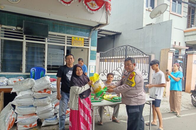 
					Bhabinkamtibmas Petamburan Gelar Gerakan Pangan Murah di RW 02 Sampaikan Imbauan Kamtibmas