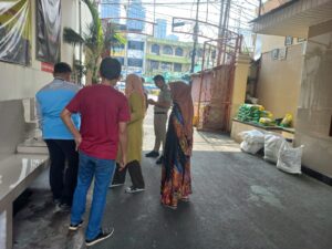 Bhabinkamtibmas Kebon Kacang Gelar Gerakan Pangan Murah di Pos RW 07