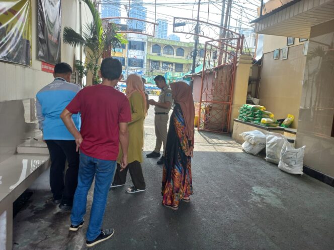 
					Bhabinkamtibmas Kebon Kacang Gelar Gerakan Pangan Murah di Pos RW 07