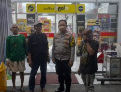 Bangun Komunikasi Kamtibmas, Bhabinkamtibmas Sambangi Warga Utan Panjang Dini Hari
