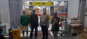 Bangun Komunikasi Kamtibmas, Bhabinkamtibmas Sambangi Warga Utan Panjang Dini Hari