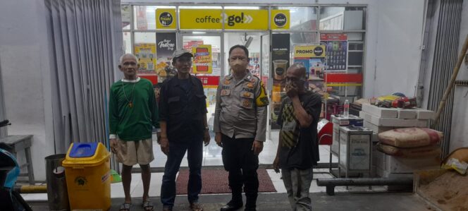 
					Bangun Komunikasi Kamtibmas, Bhabinkamtibmas Sambangi Warga Utan Panjang Dini Hari