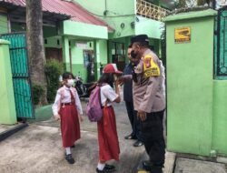 Bhabinkamtibmas Gondangdia Wujudkan Pelayanan Prima, Dampingi Siswa SDN Gondangdia 03 dan Tertibkan Lalu Lintas