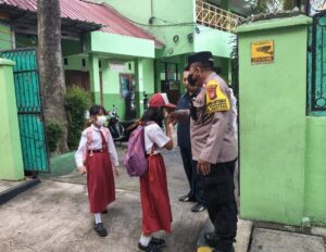 Bhabinkamtibmas Gondangdia Wujudkan Pelayanan Prima, Dampingi Siswa SDN Gondangdia 03 dan Tertibkan Lalu Lintas