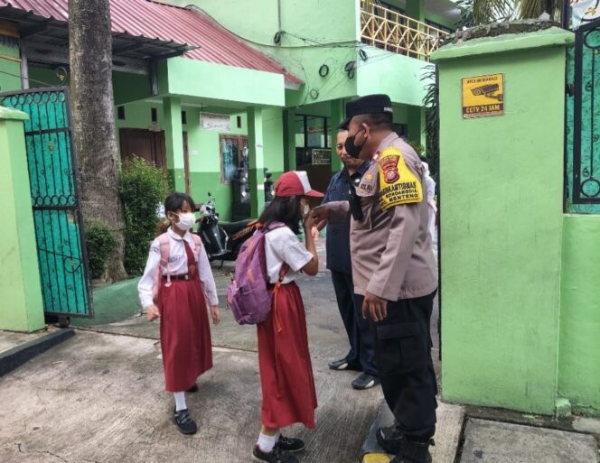 
					Bhabinkamtibmas Gondangdia Wujudkan Pelayanan Prima, Dampingi Siswa SDN Gondangdia 03 dan Tertibkan Lalu Lintas