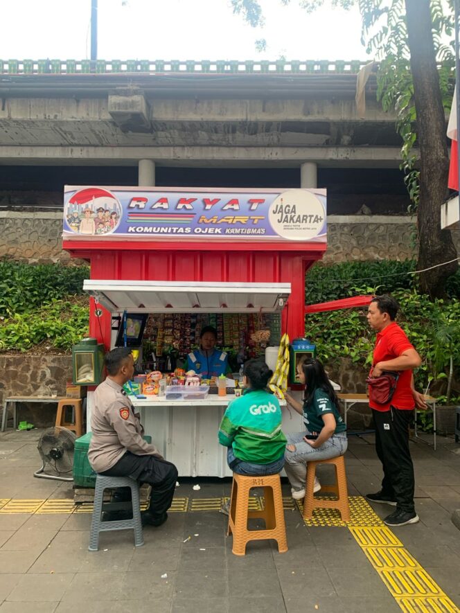 
					Bangun Kedekatan Dengan Komunitas Ojol, Aipda Dadang Supriyadi Galang Kepedulian Kamtibmas di Gerai Rakyat Mart Menteng