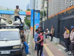 Polsek Metro Menteng Amankan Aksi Unjuk Rasa Aliansi Aktivis Demokrasi di Kantor Bawaslu RI