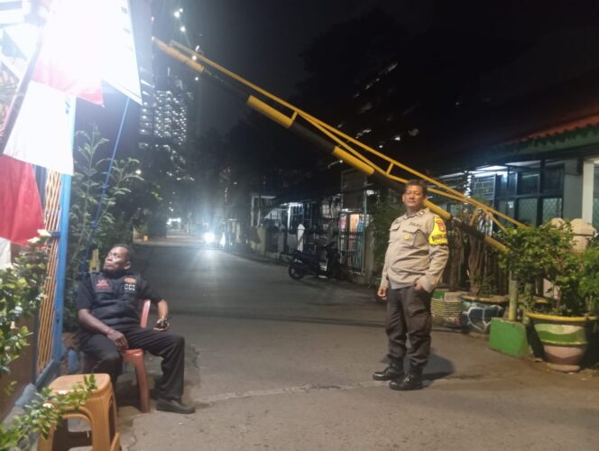 
					Bhabinkamtibmas Kelurahan Kebon Kelapa Aiptu Aris Sudarsono Sambangi Pos Kamling RW 02, Ajak Warga Aktif Jaga Keamanan Lingkungan