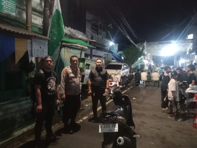 
					Polisi Dan Pokdarkamtibmas Kawal Maulid Nabi di Karang Anyar, Ciptakan Rasa Aman Warga