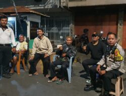 Bersama Warga Dan POLRI Jaga Jakarta Di Pos Satkamling RW. 006