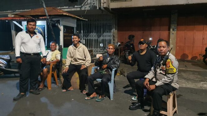 
					Bersama Warga Dan POLRI Jaga Jakarta Di Pos Satkamling RW. 006