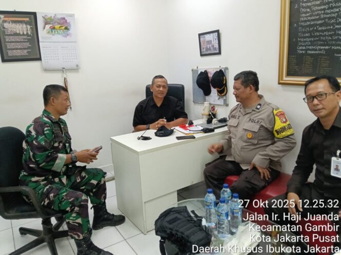 
					Sinergi Tiga Pilar: Bhabinkamtibmas dan Babinsa Sambangi Petugas Keamanan Bank DKI Juanda III, Ajak Tingkatkan Kewaspadaan Kamtibmas