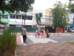 Petugas Polsek Kemayoran Siaga di Titik Padat Lalin, Pastikan Keamanan Pelajar dan Pengguna Jalan