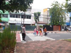 Petugas Polsek Kemayoran Siaga di Titik Padat Lalin, Pastikan Keamanan Pelajar dan Pengguna Jalan