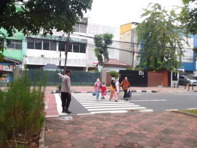 
					Petugas Polsek Kemayoran Siaga di Titik Padat Lalin, Pastikan Keamanan Pelajar dan Pengguna Jalan