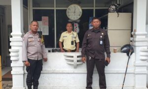 Sambangi Kantor Pos Indonesia, Bhabinkamtibmas Ingatkan SATPAM Dalam Cara Bertindak