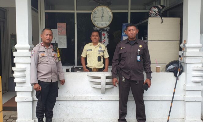 
					Sambangi Kantor Pos Indonesia, Bhabinkamtibmas Ingatkan SATPAM Dalam Cara Bertindak