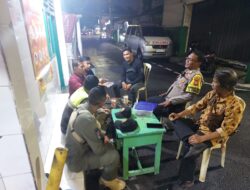 Bhabinkamtibmas Sumur Batu Bersama Satpol PP Sambang Pos Kamling, Warga Didorong Aktif Jaga Keamanan Malam Hari