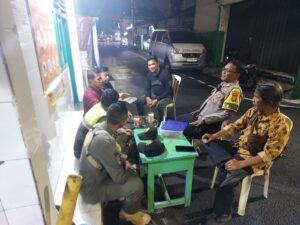 Bhabinkamtibmas Sumur Batu Bersama Satpol PP Sambang Pos Kamling, Warga Didorong Aktif Jaga Keamanan Malam Hari