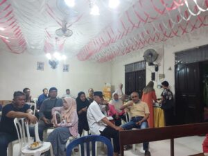Bhabinkamtibmas Sumur Batu Sambang ke Sekretariat RW 002, Ajak Warga Bersama Jaga Keamanan Lingkungan