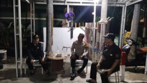 Bhabinkamtibmas Cempaka Putih Timur Sambang Pos Kamling, Ajak Warga Tingkatkan Kewaspadaan Dan Solidaritas Lingkungan