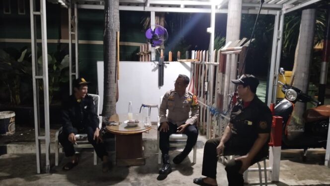 
					Bhabinkamtibmas Cempaka Putih Timur Sambang Pos Kamling, Ajak Warga Tingkatkan Kewaspadaan Dan Solidaritas Lingkungan