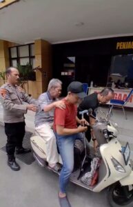 Pelayanan Prima Polri, Anggota Polsek Johar Baru Bantu Warga Disabilitas Setelah Membuat Laporan Kehilangan