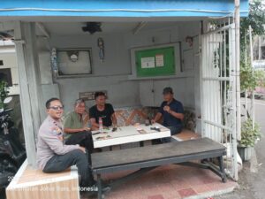 Komunikasi Sosial, Bhabinkamtibmas Kampung Rawa Berikan Imbauan kepada Warga RT 06 RW 07